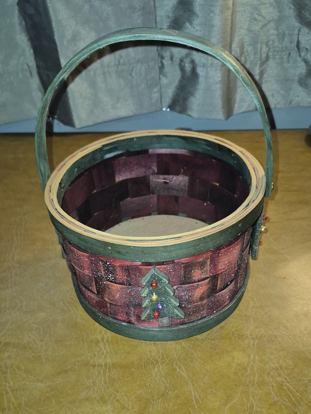 Vintage Holiday Wood Woven Green and Burgundy Basket ..